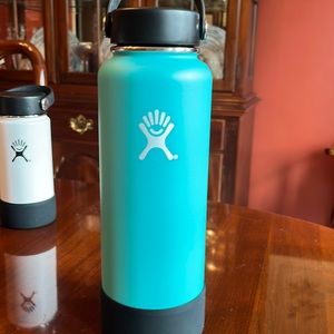 Hydro Flask large bottle in great condition.